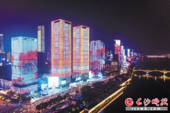　　19日晚，湘江兩岸上演了“致敬最美醫師”主題燈光秀。長沙晚報全媒體記者 郭雨滴 攝